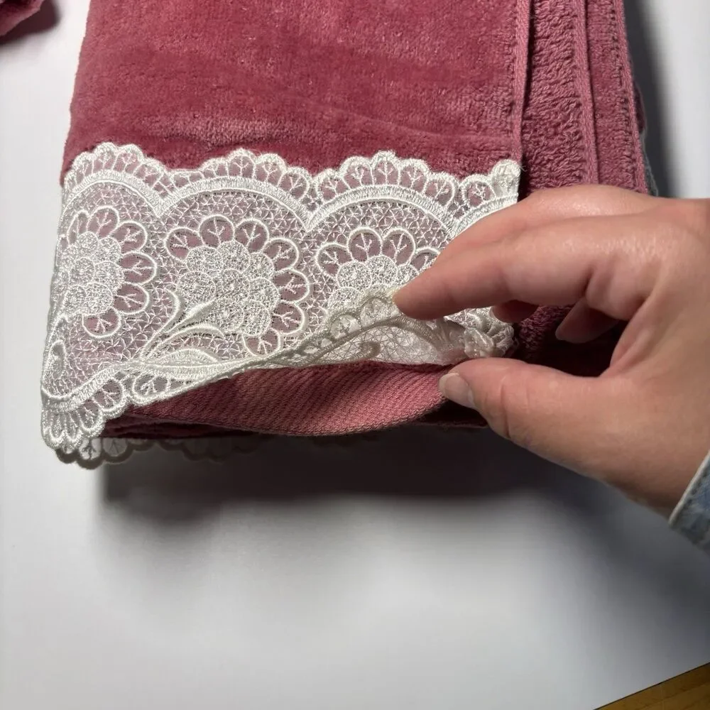 VTG MARTEX Invitation Luxor 100% Cotton Bath Towel USA Dark Pink With Lace Trim